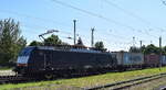 containerzuege/884911/lokotrain-sro-268esk225-t345ebov225-cz-mit LokoTrain s.r.o., Česká Třebová [CZ] mit der geleasten Akiem Lok 'E 189-155' [NVR-Nummer: 91 80 6189 155-5 D-AKIEM] und einem Containerzug am 12.06.25 Höhe Bahnhof Stendal Hbf.