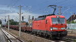 db-cargo-ag/889326/db-cargo-ag-mainz-mit-ihrer DB Cargo AG, Mainz mit ihrer '193 396' [NVR-Nummer: 91 80 6193 396-9 D-DB] und einem Ganzzug tschechischer (CD Cargo) Drehgestell-Flachwagen (leer) am 22.07.25 Höhe Bahnhof Luckenwalde.
