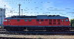 uebergabefahrten-fuer-firmen-u-intern/913330/db-cargo-ag-mainz-d-mit DB Cargo AG, Mainz [D] mit ihrer '232 908-4' [NVR-Nummer: 92 80 1232 908-4 D-DB] stellt einen langen gemischten Güterzug ab am 15.04.26 Höhe Bahnhof Senftenberg.