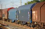 Der Wageneinsteller ERR European Rail Rent mit einem Coiltransportwagen mit blauer Planenabdeckung in Deutschland eingestellt mit der Nr.