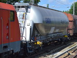 Staubgutwagen vom Einsteller GATX in Deutschland mit Firmenlogo Alz Chem registriert mit der Nr. 37 TEN 80 D-GATXD 9326 578-3 Uacns für den Transport von Calciumcarbid siehe UN-Nr. X423/1402 am 13.08.16 in einem gemischten Güterzug in Königs Wusterhausen.