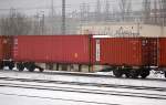 Containertragwagen eingestellt mit der Nr. 33 RIV 68 D-AAEC 455 6 305-3 Sgns7, 23.12.10 Berlin-Beusselstr.