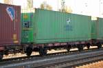 Diese einzelnen Containertragwagen vom Typ Lgns 581 gehren der DB Tochtergesellschaft DB Intermodal Services GmbH, hier der Wagen 25 RIV 80 D-BTSK 4432 9756-7 Lgns 581, 13.10.10 Bhf. Berlin-Schnefweld Flughafen.