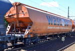 Oranger Drehgestell-Schüttgutwagen mit Schwenkdach und dosierbarer Schwerkraftentladung für Getreidetransporte vom Einsteller WASCOSA mit niederländischer Registrierung mit der Nr.