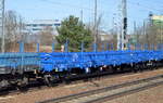 Polnischer Drehgestell-Flachwagen mit Seitenborden der PKP Cargo intensiv blau gefärbt mit der Nr. 31 RIV 51 PL-PKPC 3946 529-0 Res 2151 am 03.03.17 Bf. Flughafen Berlin-Schönefeld.