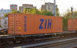 Polnischer Containertragwagen mit der Nr. 31 RIV MC 51 PL-PKPC 4541 758-2 Sgs beladen mit chinesischen ZIH-Container am 12.10.17 Berlin Greifswalder Str.