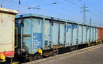 Offener Drehgestell-Güterwagen in blauer Farbe vom Einsteller Rail Cargo Wagon - Austria GmbH mit slowakischer Registrierung mit der Nr.