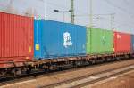 Häufig, manchmal auch fast ausschließlich aus blauen Container( Aufschrift TRANS CONTAINER) bestehende Güterzüge kann man regelmäßig sichten, dahinter steht ein