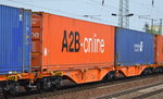 Noch ganz neuer Gelenk-Containertragwagen vom Einsteller WASCOSA mit niederlndischer Registrierung mit der Nr. 37 TEN 84 NL-WASCO 4962 014-5 Sggmrss 90´am 15.04.16 Bhf. Flughafen Berlin-Schnefeld.