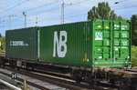 Der vordere grüne Container mit der Aufschrift NB (nordic-bulkers) der Firmengruppe REEDEREI NORD GMBH and REEDEREI NORD B.V.