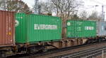 Zwei kleine grüne 20’ Standard Container der Evergreen Marine Corp.
