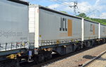 Gelenk-Containertragwagen vom Einsteller Rail Release GmbH beladen mit LKW-Wechselbehälter des schweizer Logistiker JCL LOGISTICS, im Bild der Wagen mit der Nr.
