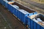 Offener Drehgestell-Güterwagen vom Typ Eaos der PKP beladen mit Schrottquadern aus Schrottpresse wie sie gerne in der Stahlindustrie dann wieder verwandt wird, in einem gemischten Güterzug