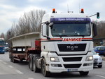 Die Fa. JAHNKE Sped. und Transport GmbH mit einem Schwertransport mit Begleitwagen mit MAN TGX 25.540 Zugmaschine mit Transportbrücke mit langem Betonfertigteil beladen als Auflieger am 31.03.16 Berlin-Marzahn.