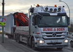 Pritschen-LKW/531243/mb-actros-2546-baustofftransporter-selbstlader- MB ACTROS 2546 Baustofftransporter (Selbstlader) + Hänger mit Baustellencontainer der Fa. BUSSE & SOHN am 07.12.16 Berlin-Marzahn.
