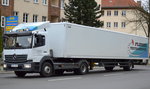 Ein in Polen zugelassener Sattelzug einer deutschen Firma, der Fa.Fliegel Gmbh & Co.KG, ein MB ATEGO 1327 mit auffällig gestreckten langem Auflieger am 20.04.16 Berlin-Weißensee.
