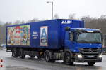 Sattelzuge/541143/mb-actros-1832-mit-kuehlthermo-trailer-der MB ACTROS 1832 mit Kühlthermo-Trailer der Discounter Kette ALDI Nord am 17.02.17 Berlin-Marzahn.