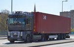 Sattelzuge/527095/renault-500-zugmaschine-mit-containertrailer-am RENAULT 500 Zugmaschine mit Containertrailer am 21.04.16 Berlin-Putlitzbrcke.
