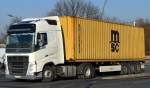 Relativ neuer VOLVO FH 460 EURO5 Container-Sattelzug am 27.02.15 auf dem Weg zum Berliner Westhafen.