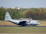 Eine Lockheed C-130H Hercules der U.S.- Air Force mit der Nr. 89-1187 AFRC/ANG Niagara startet gerade Flughafen Berlin Tegel, 25.04.09 
