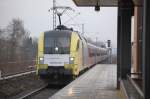 MRCE Dispolok ES 64 U2-011 fr ODEG mit RE4 nach Rathenow mit Sandwichzug mit MRCE Dispolok Es 64 U2-029 am Ende des RE4, 18.12.12 Bhf.