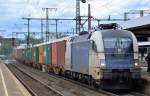 MRCE Dispolok 182 522-9 (ES 64 U2-022, Siemens Bj.2002) mit Containerzug bei der Durchfahrt Fulda Hbf.