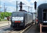 MRCE Dispolok ES 64 F4-280 (189 280-1, Siemens Bj.2008)für TXL im Einsatz mit Taschenwagenzug bei der Durchfahrt Bhf. Fulda Hbf. am 31.05.14