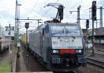 MRCE Dispolok ES 64 F4-086 (189 986-3, Siemens Bj.2009) für TXL tätig mit Taschenwagenzug bei der Durchfahrt Fulda Hbf.