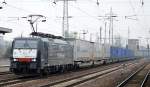 Auch wenn ERSR auf der Lok steht, sie ist wohl für RTBC im Einsatz, MRCE ES 64 F4-211 mit KLV-Zug am 18.02.16 Bhf. Flughafen Berlin-Schönefeld.