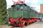 Bekommt man auch nicht alle Tage zu Gesicht, ein E-Lok vom Typ E04, es ist die bei AEG 1934 in Hennigsdorf gebaute E04 11 (204 011) betreut vom Thringer Eisenbahnverein Weimar (TEF), die auf der