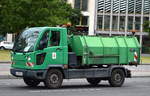 Ein Multicar Fumo vom Straßen- und Grünflächenamt Mitte mit kleiner Müllpresse am 13.07.16 Berlin-Mitte.