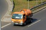 Ein MITSUBISHI FUSO mit Tankaufsatz zur Abwasserentsorgung der Fa. Tolinski, 18.09.12 Berl Stadtautobahn Hhe ICC.  