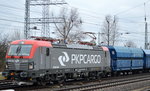 PKP Cargo mit EU46-504/193-504 und Schüttgutwagenzug am 30.03.16 Berlin-Springpfuhl.