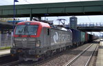 PKP Cargo mit EU46-501/193-501 und Containerzug am 07.04.16 Berlin-Hohenschönhausen.
