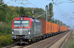 PKP Cargo mit EU46-502/193-502 und Containerzug am 21.09.17 Berlin-Hohenschönhausen.
