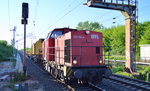 BR 203/524644/wfl-lok-22203-114-4-mit-gottwald WFL Lok 22/203 114-4 mit Gottwald Schienengleisbaukran + Schutzwagen am Haken am 13.05.16 Berlin-Hohenschönhausen.