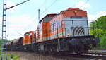 BR 203/584691/doppeltraktion-locon-220-203-614-3- Doppeltraktion LOCON 220 (203 614-3) + LOCON 219 (203 104-3) mit langem SChotterzug am 22.05.17 Berlin-Wuhlheide.