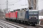Nachschuss des Lokzuges gezogen von 185 333-9 mit den zwei RBH 143érn 130/143 273-1 + 116/143 573-4 am 22.01.14 Berlin-Karow.