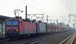 RBH Doppeltraktion mit der noch in DB Farben 143 285-5 + RBH 121/143 048-7 mit einem langen gemischten Güterzug am 11.11.16 Durchfahrt Bf. Flughafen Berlin-Schönefeld.