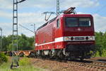 BR 143/583986/deltarail-243-559-2-143-559-39-mit DeltaRail 243 559-2 (143 559-39 mit Containerzug (leer) am 18.07.17 Berlin-Wuhlheide.