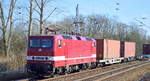 BR 143/598899/deltarail-243-559-2-143-559-3-mit DeltaRail 243 559-2 (143 559-3) mit Containerzug Richtung Oranienburg am 05.02.18 Mühlenbeck bei Berlin.