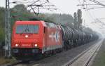 br-1856-traxx-f140-ac2/371715/rhc-2066185-631-9-mit-kesselwagenzug-bei RHC 2066/185 631-9 mit Kesselwagenzug bei Nieselregen am 30.09.14 Berlin-Hohenschnhausen.