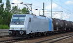 Die Railpool Lok 185 686-3 [NVR-Number: 91 80 6185 686-3 D-Rpool, Bombardier Bj.2010] für TXL mit Kesselwagenzug am 14.06.16 Bf. Flughafen Berlin-Schönefeld.