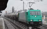 185 617-8 erst seit einigen Tagen aktuell an die Mindener Kreisbahnen GmbH vermietet kam mit der seit Jahren üblichen Kesselwagenleistung (Xylole) aus Stendell am 23.02.17 Richtung Oranienburg durch Berlin-Karow.