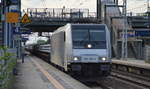 VTG Rail Logistics Deutschland GmbH mit der Railpool-Lok 185 696-2 und einem Ganzzug Oberbaustoffwagen mit Feitiggleisbohlen am 19.07.17 Bf.