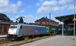 RTBC mit der Railpool Lok 186 423-0 und Containerzug bei der Durchfahrt Bf.