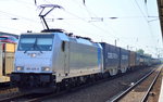 br-186-traxx-f140-ms/524473/rtbc-mit-railpool-lok-186-428-9 RTBC mit Railpool Lok 186 428-9 und Containerzug am 14.09.16 Bf. Flughafen Berlin-Schönefeld.