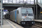 HSL mit der Railpool-Lpk E 186 147-5 und PKW-Transportzug am 30.05.17 Durchfahrt Bf. Berlin-Hohenschönhausen. 