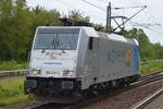 VTG Rail Logistics Deutschland GmbH/Bräunert Eisenbahnverkehr GmbH & Co. KG mit der Railpool-Lok  186 431-3  [Name: Nayla] mit Logo  NOVELIS  am 27.07.17 Berlin-Hohenschönhausen.