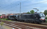 DB Schenker Rail mit der Vectron Doppeltraktion X4 E - 614 + X4 E - 609 und Erzpendel am 18.05.16 Durchfahrt Bf. Berlin-Lichtenberg.